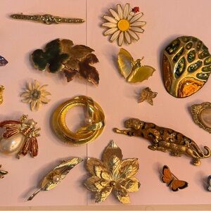 Gold Brooch Set with Nature